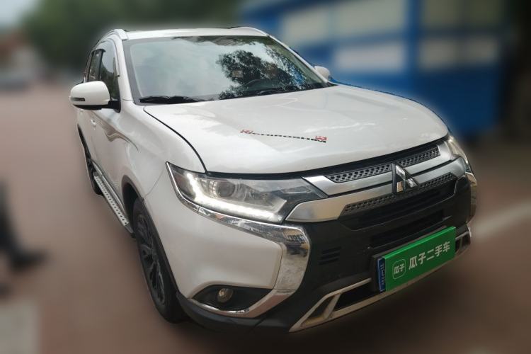 Used Mitsubishi Outlander 2018 2.0L Two-Wheel Drive Glory Edition 5 Seats Front Right 45 Deg