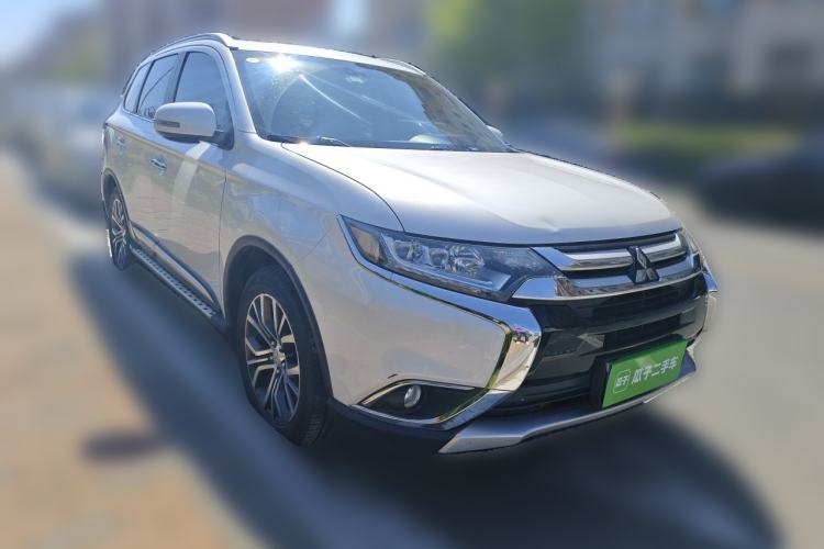 Used Mitsubishi Outlander 2018 2.4L 4x4 Elite Edition 5 Seats Front Right 45 Deg