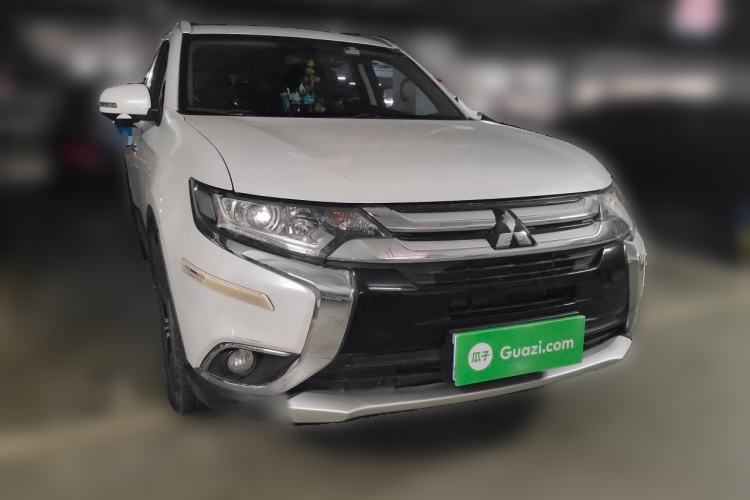 Used Mitsubishi Outlander 2018 2.0L Two-Wheel Drive Glory Edition 5 Seats Front Right 45 Deg