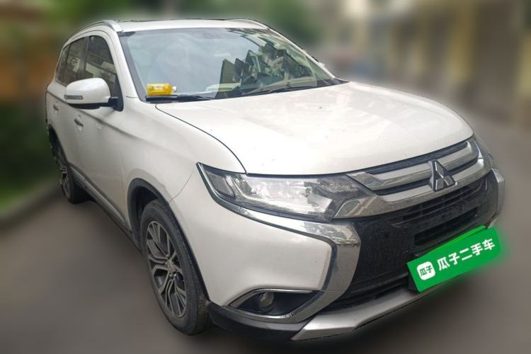 Used Mitsubishi Outlander 2018 2.4L 4x4 Elite Edition 5 Seats Front Right 45 Deg