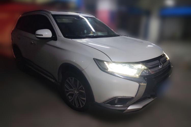 Used Mitsubishi Outlander 2018 2.4L 4x4 Luxury Edition 7-Seater Front Right 45 Deg