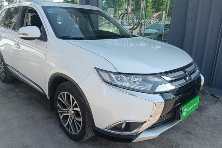 Used Mitsubishi Outlander 2018 2.4L 4x4 Elite Edition 5 Seats Front Right 45 Deg
