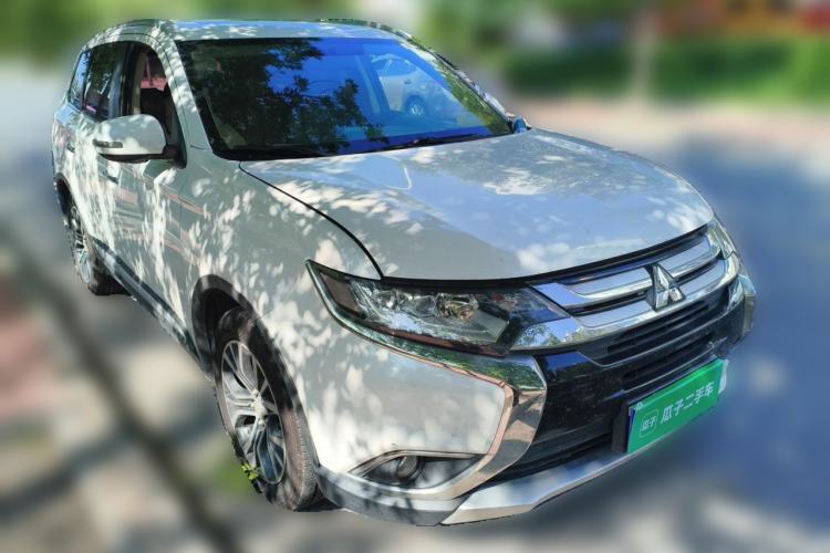 Used Mitsubishi Outlander 2018 2.4L 4x4 Elite Edition 5 Seats Front Right 45 Deg