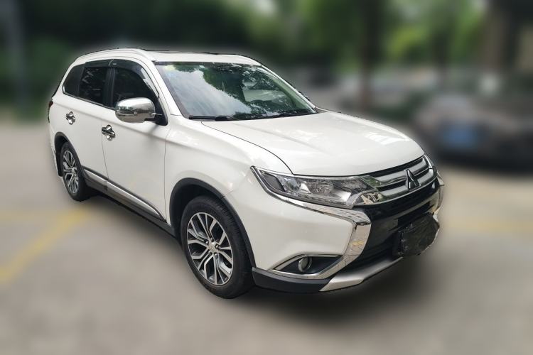 Used Mitsubishi Outlander 2018 2.4L 4x4 Luxury Edition 7-Seater Front Right 45 Deg