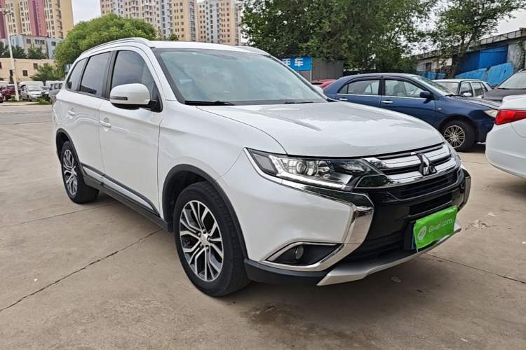 Used Mitsubishi Outlander 2018 2.0L Two-Wheel Drive Glory Edition 5 Seats Front Right 45 Deg