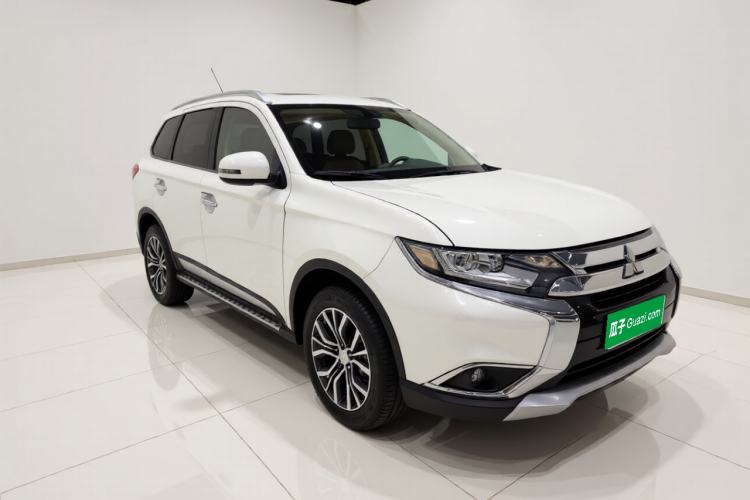 Used Mitsubishi Outlander 2018 2.0L Two-Wheel Drive Glory Edition 5 Seats Front Right 45 Deg