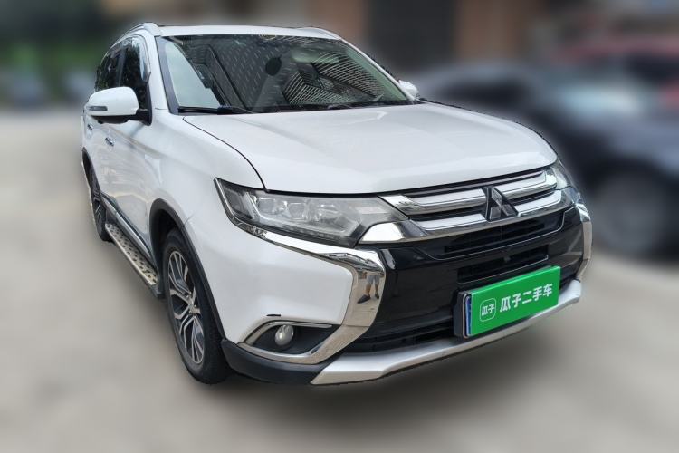 Used Mitsubishi Outlander 2018 2.4L 4x4 Elite Edition 5 Seats Front Right 45 Deg