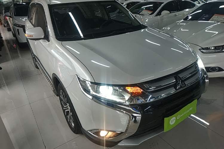 Used Mitsubishi Outlander 2018 2.0L Two-Wheel Drive Glory Edition 5 Seats Front Right 45 Deg