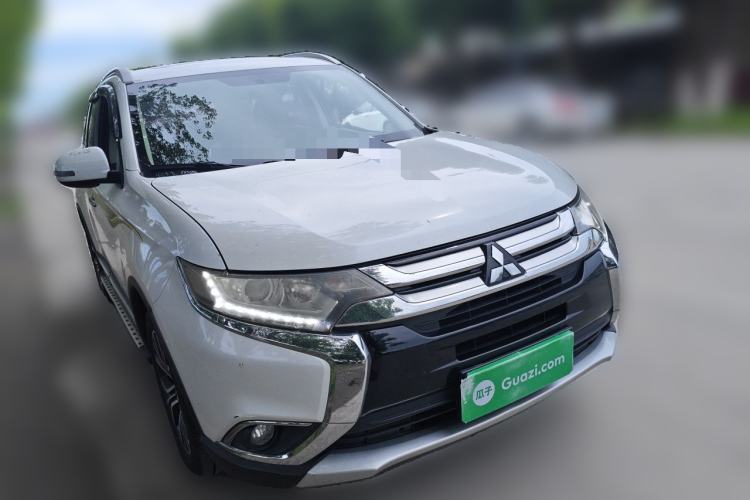 Used Mitsubishi Outlander 2018 2.0L Two-Wheel Drive Glory Edition 5 Seats Front Right 45 Deg