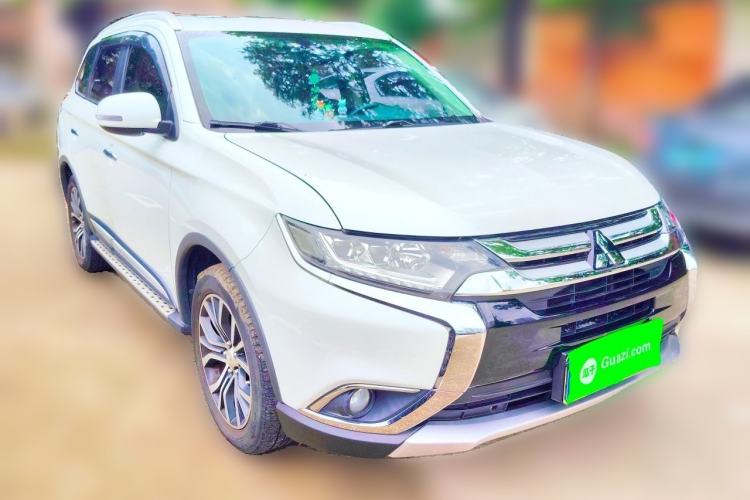 Used Mitsubishi Outlander 2018 2.4L 4x4 Luxury Edition 7-Seater Front Right 45 Deg