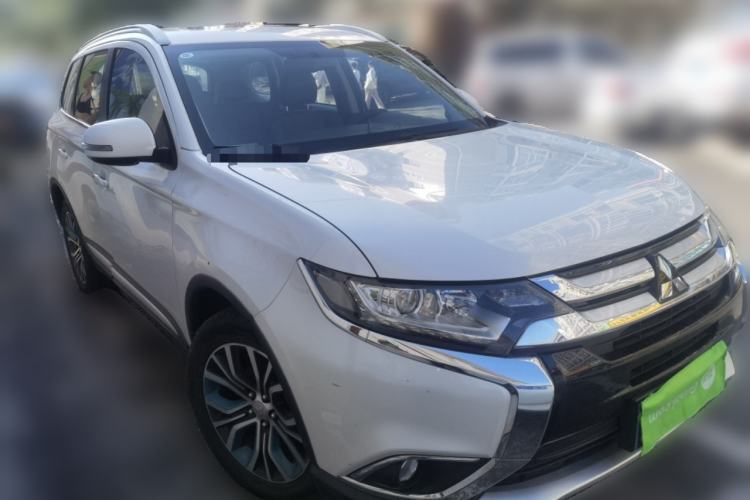 Used Mitsubishi Outlander 2018 2.0L Two-Wheel Drive Glory Edition 5 Seats Front Right 45 Deg