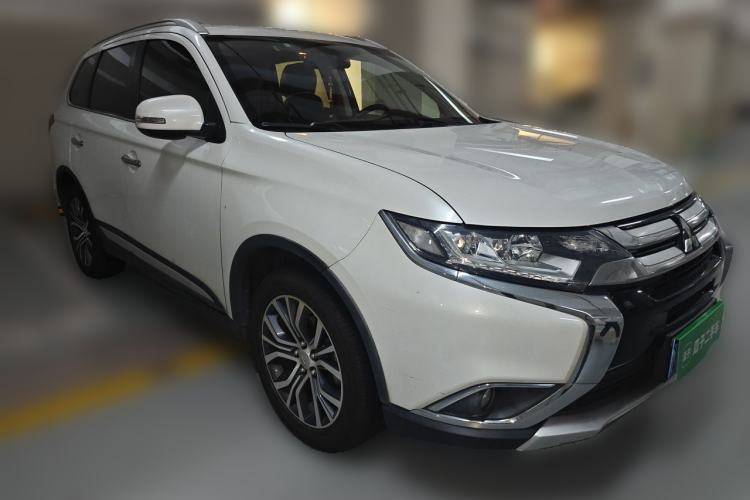 Used Mitsubishi Outlander 2018 2.4L 4x4 Elite Edition 5 Seats Front Right 45 Deg