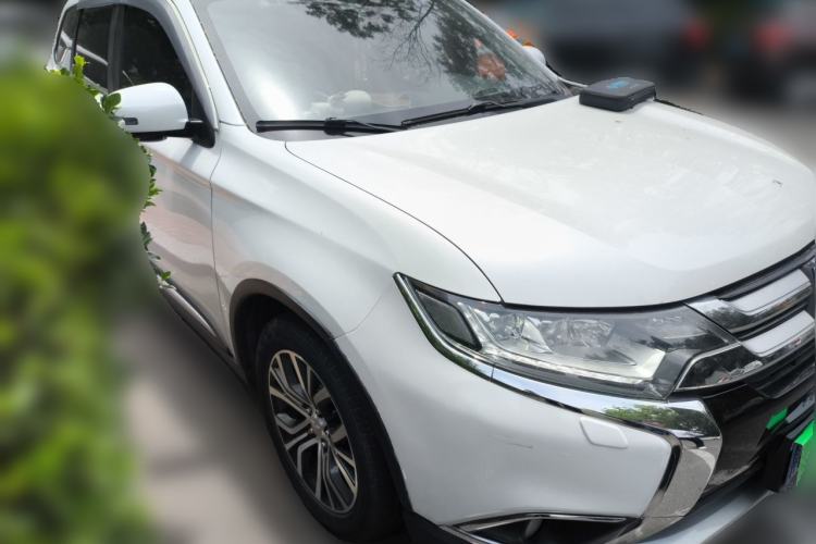 Used Mitsubishi Outlander 2018 2.4L 4x4 Prestige Edition 7 Seats Front Right 45 Deg