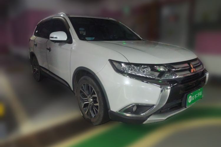 Used Mitsubishi Outlander 2018 2.4L 4x4 Luxury Edition 7-Seater Front Right 45 Deg