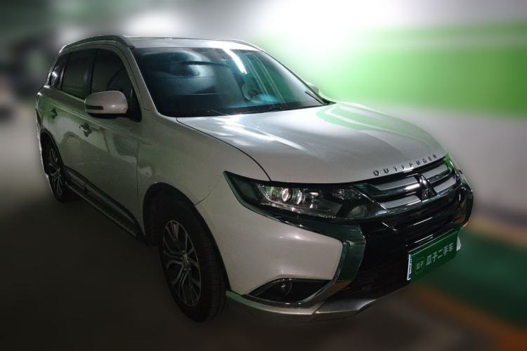 Used Mitsubishi Outlander 2018 2.0L Two-Wheel Drive Glory Edition 5 Seats Front Right 45 Deg
