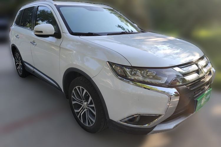 Used Mitsubishi Outlander 2018 2.4L 4x4 Elite Edition 5 Seats Front Right 45 Deg