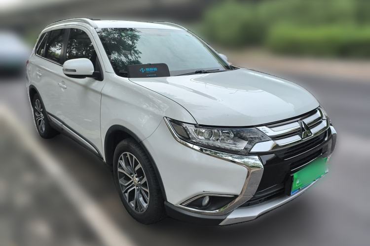 Used Mitsubishi Outlander 2018 2.0L Two-Wheel Drive Glory Edition 5 Seats Front Right 45 Deg