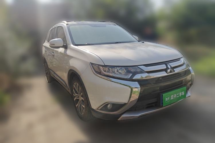 Used Mitsubishi Outlander 2018 2.4L 4x4 Elite Edition 5 Seats Front Right 45 Deg