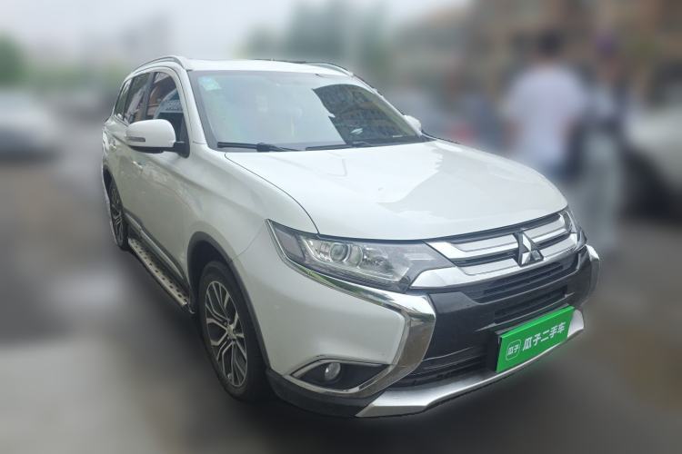 Used Mitsubishi Outlander 2018 2.0L Two-Wheel Drive Glory Edition 5 Seats Front Right 45 Deg