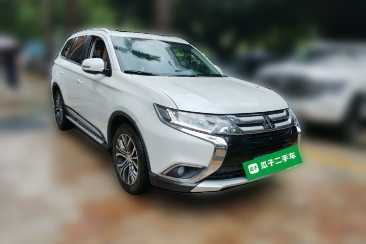 Used Mitsubishi Outlander 2018 2.0L Two-Wheel Drive Glory Edition 5 Seats Front Right 45 Deg