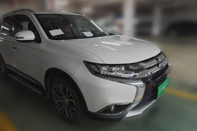 Used Mitsubishi Outlander 2018 2.4L 4x4 Elite Edition 5 Seats Front Right 45 Deg