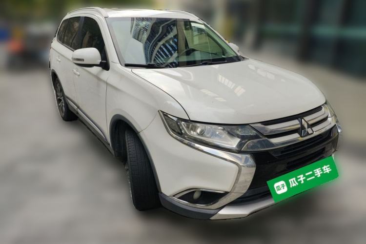 Used Mitsubishi Outlander 2018 2.0L Two-Wheel Drive Glory Edition 5 Seats Front Right 45 Deg
