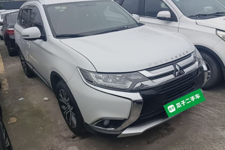 Used Mitsubishi Outlander 2018 2.0L Two-Wheel-Drive Jiale Edition 7-Seater Front Right 45 Deg