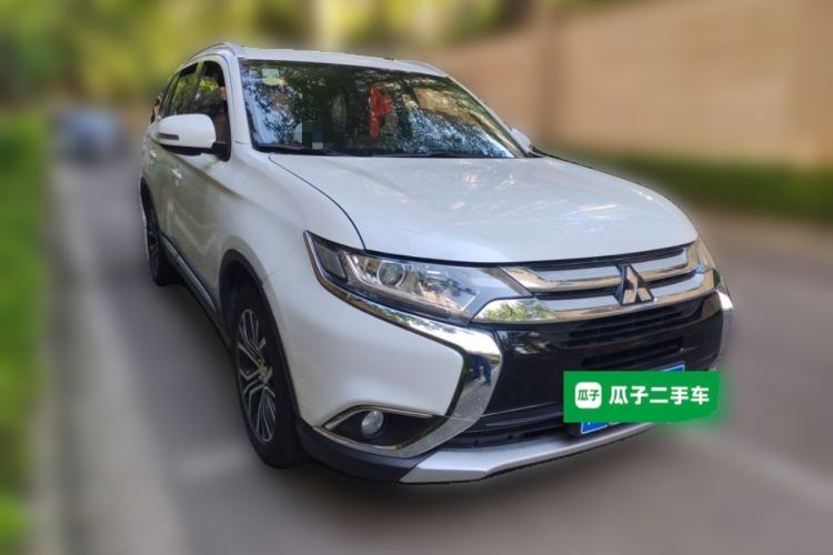 Used Mitsubishi Outlander 2018 2.0L Two-Wheel Drive Glory Edition 5 Seats Front Right 45 Deg