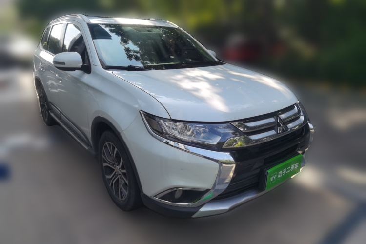 Used Mitsubishi Outlander 2018 2.0L Two-Wheel-Drive Jiale Edition 7-Seater Front Right 45 Deg