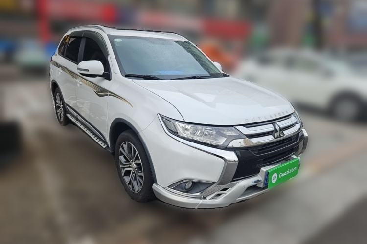 Used Mitsubishi Outlander 2018 2.0L Two-Wheel Drive Glory Edition 5 Seats Front Right 45 Deg