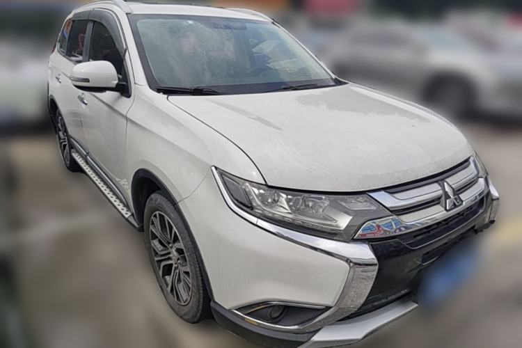 Used Mitsubishi Outlander 2018 2.4L 4x4 Elite Edition 5 Seats Front Right 45 Deg