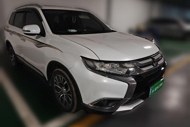 Used Mitsubishi Outlander 2018 2.4L 4x4 Elite Edition 5 Seats Front Right 45 Deg