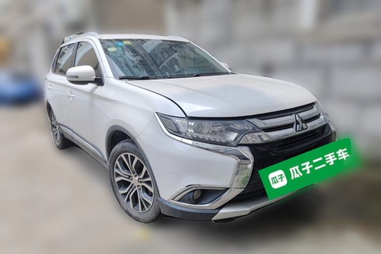 Used Mitsubishi Outlander 2018 2.0L Two-Wheel Drive Glory Edition 5 Seats Front Right 45 Deg