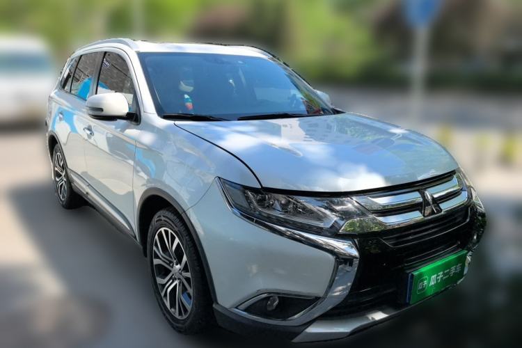 Used Mitsubishi Outlander 2018 2.4L 4x4 Elite Edition 5 Seats Front Right 45 Deg