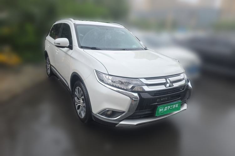 Used Mitsubishi Outlander 2018 2.0L Two-Wheel Drive Glory Edition 5 Seats Front Right 45 Deg