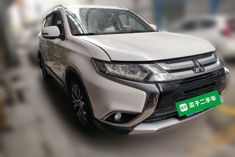 Used Mitsubishi Outlander 2018 2.0L Two-Wheel Drive Glory Edition 5 Seats Front Right 45 Deg