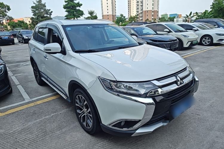 Used Mitsubishi Outlander 2018 2.4L 4x4 Elite Edition 5 Seats Front Right 45 Deg