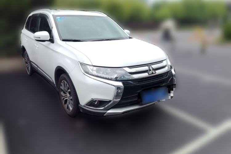Used Mitsubishi Outlander 2018 2.0L Two-Wheel Drive Glory Edition 5 Seats Front Right 45 Deg