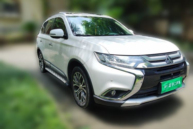 Used Mitsubishi Outlander 2018 2.4L 4x4 Luxury Edition 7-Seater Front Right 45 Deg