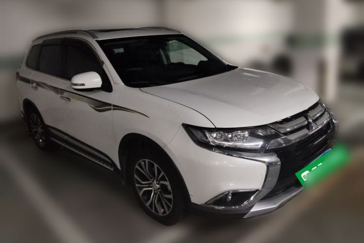 Used Mitsubishi Outlander 2018 2.4L 4x4 Elite Edition 5 Seats Front Right 45 Deg