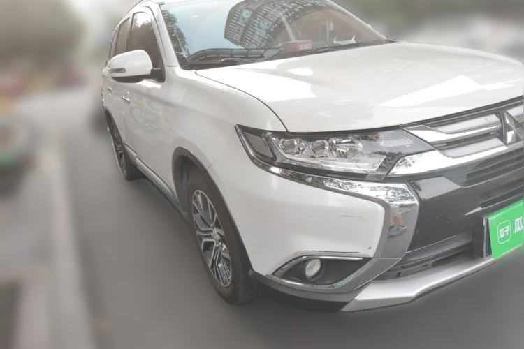 Used Mitsubishi Outlander 2018 2.4L 4x4 Elite Edition 5 Seats Front Right 45 Deg
