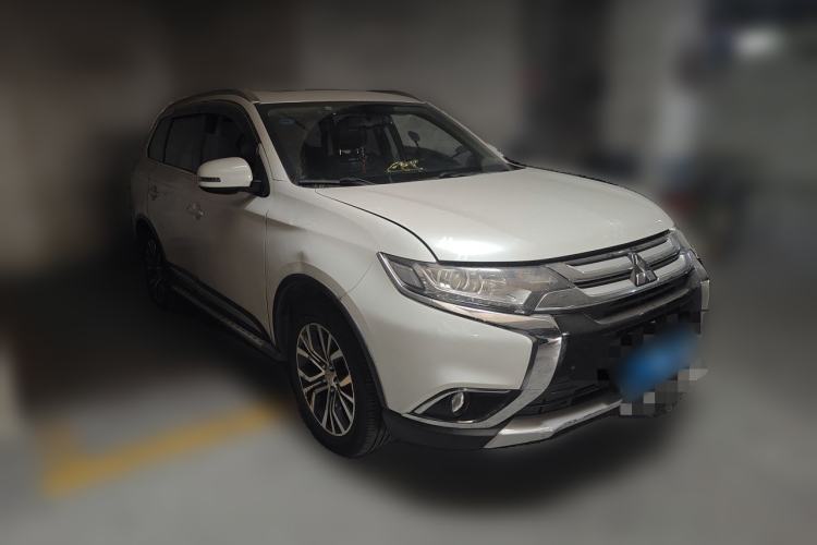 Used Mitsubishi Outlander 2018 2.0L Two-Wheel Drive Glory Edition 5 Seats Front Right 45 Deg