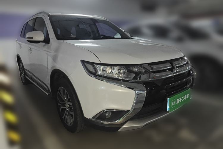 Used Mitsubishi Outlander 2018 2.0L Two-Wheel Drive Glory Edition 5 Seats Front Right 45 Deg