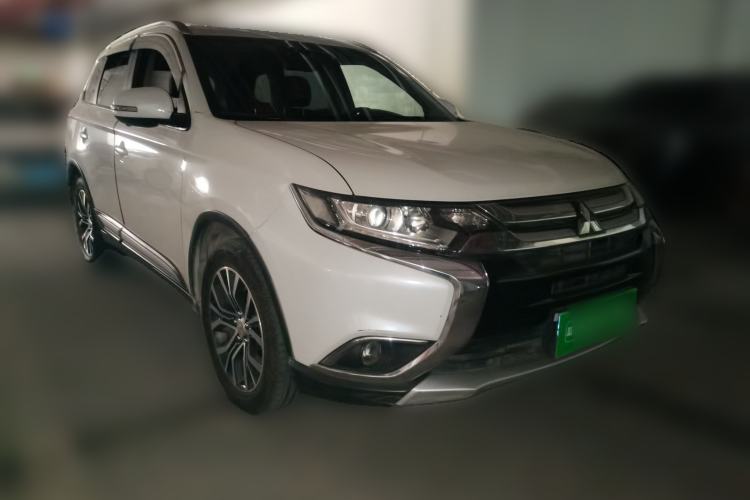 Used Mitsubishi Outlander 2018 2.0L Two-Wheel Drive Glory Edition 5 Seats Front Right 45 Deg