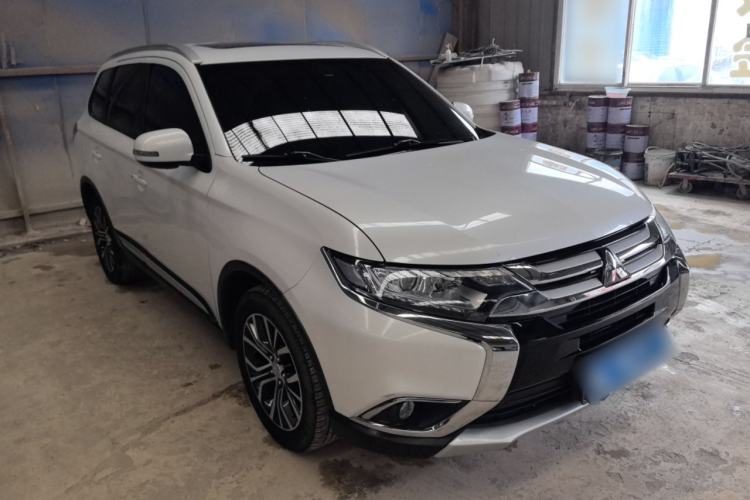 Used Mitsubishi Outlander 2018 2.0L Two-Wheel Drive Glory Edition 5 Seats Front Right 45 Deg