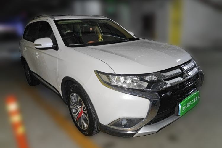 Used Mitsubishi Outlander 2018 2.0L Two-Wheel Drive Glory Edition 5 Seats Front Right 45 Deg