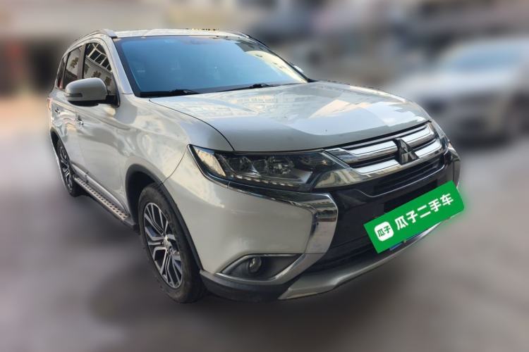 Used Mitsubishi Outlander 2018 2.4L 4x4 Elite Edition 5 Seats Front Right 45 Deg