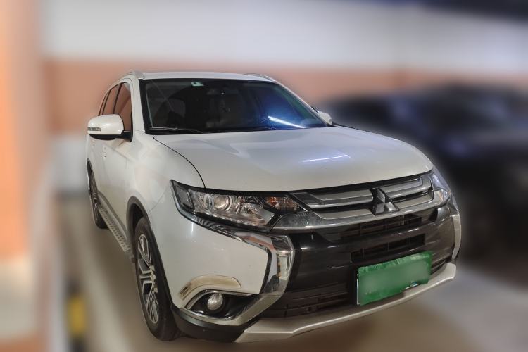 Used Mitsubishi Outlander 2018 2.0L Two-Wheel Drive Glory Edition 5 Seats Front Right 45 Deg