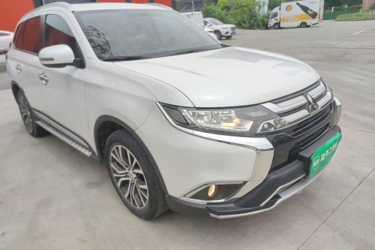 Used Mitsubishi Outlander 2018 2.0L Two-Wheel Drive Glory Edition 5 Seats Front Right 45 Deg