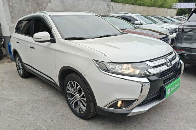 Used Mitsubishi Outlander 2018 2.4L 4x4 Elite Edition 5 Seats Front Right 45 Deg